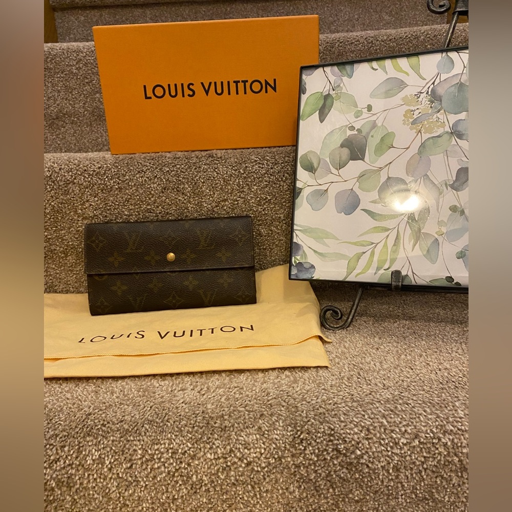 Louis Vuitton international wallet
